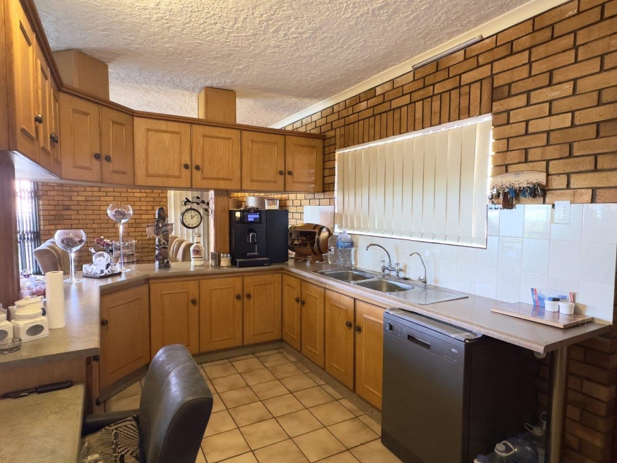 6 Bedroom Property for Sale in Wavecrest Eastern Cape